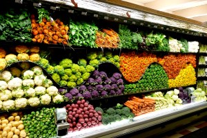 Super-market-vegetable-rainbow-display